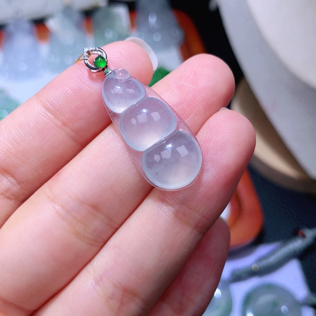 颈饰18K金镶嵌翡翠福豆