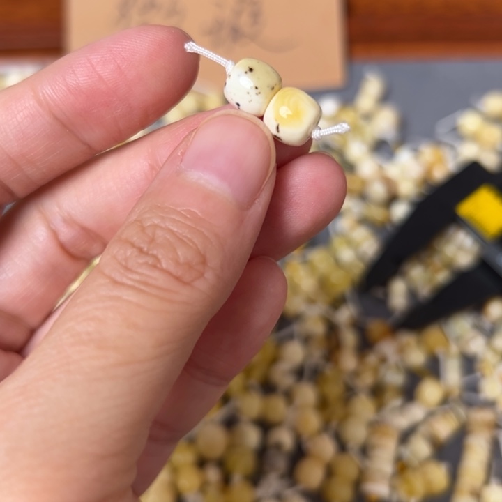 蜜蜡未镶嵌裸石8mm一对