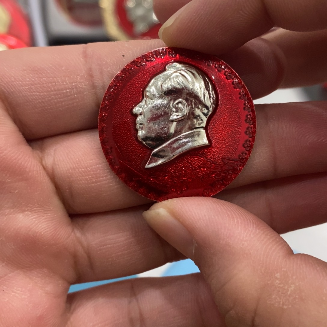 其他普通金属红色纪念章3.5cm梅花边加花枝