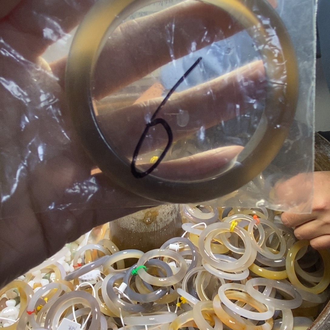 只***女玛瑙/玉髓未镶嵌手镯6号