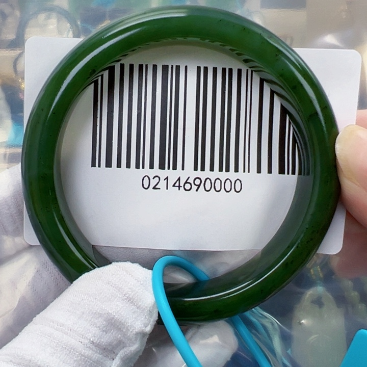 嘿***醒和田玉未镶嵌手镯包容57.5