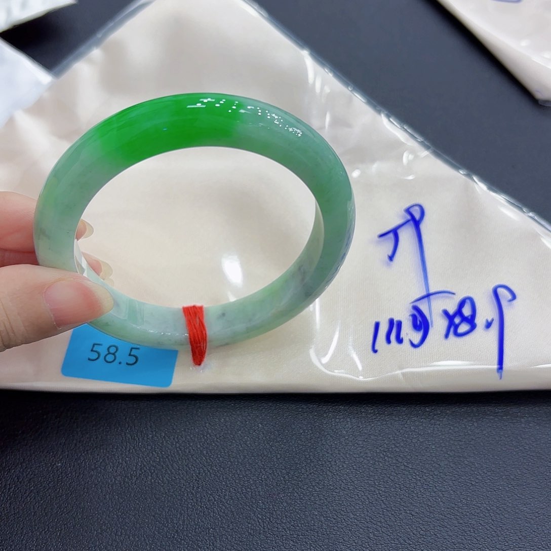 翡翠手镯未镶嵌手镯