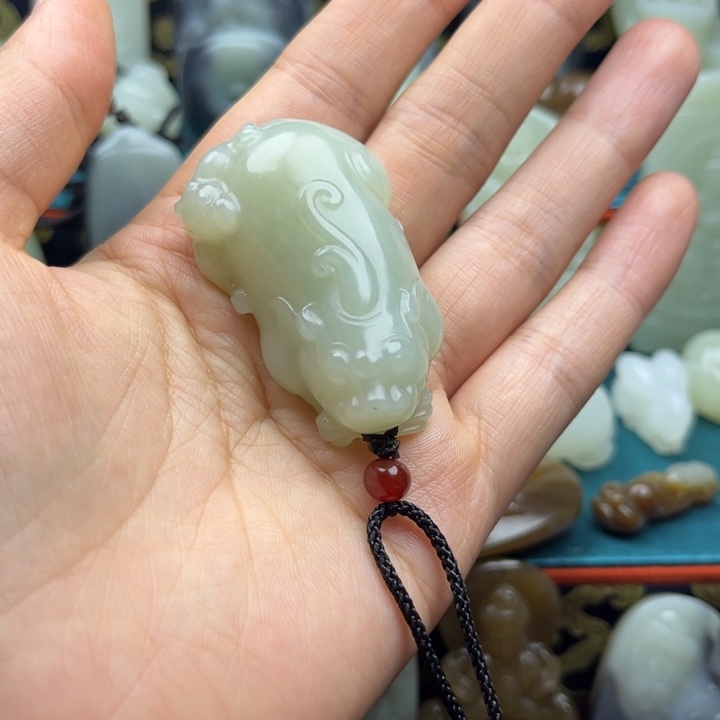 小***生和田玉未镶嵌颈饰