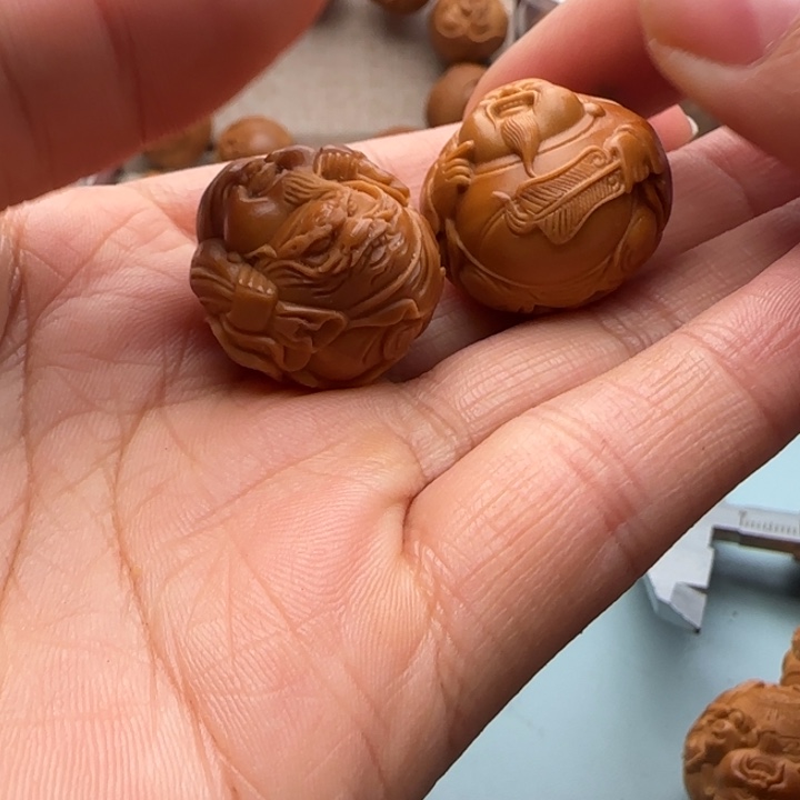 橄榄核手串魔*红雕刻工艺