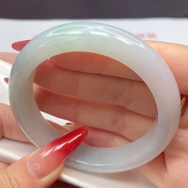 翡翠手镯未镶嵌55圈