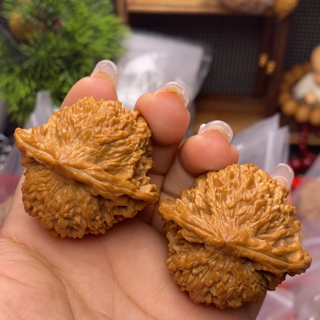 文玩核桃吊坠满天星。 全品。边44。 丹