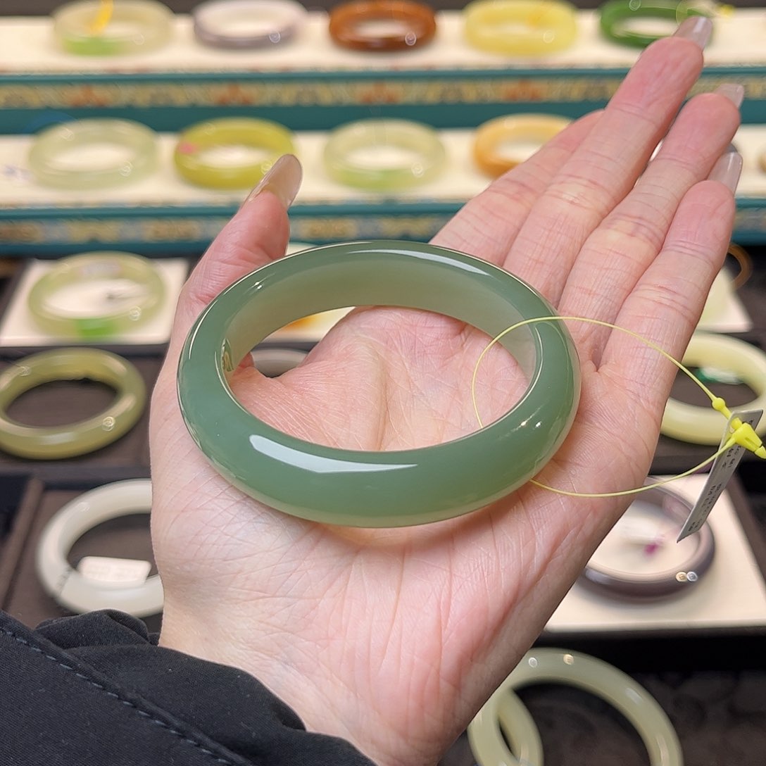 和田玉手镯未镶嵌粉青起荧光