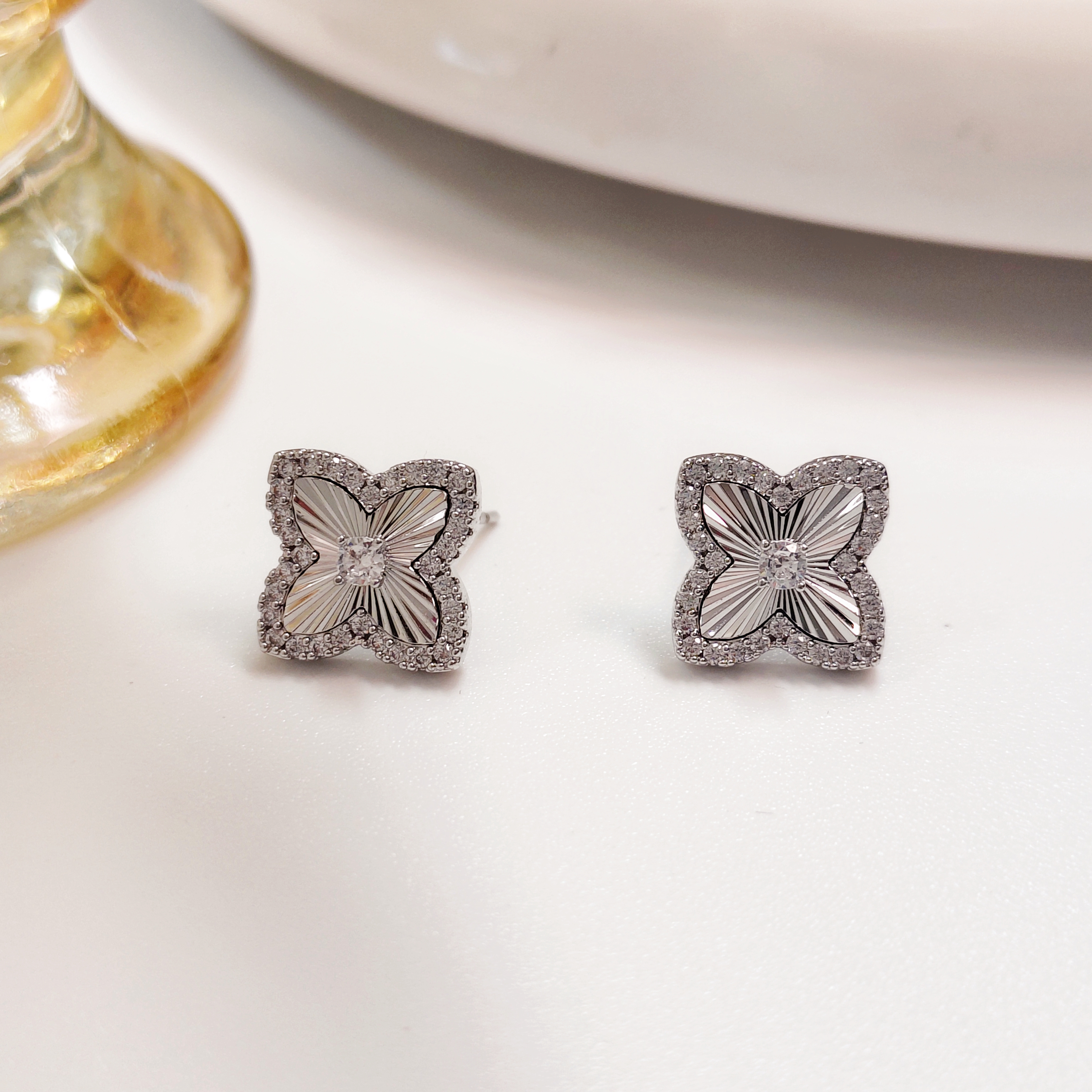 铜合金耳饰 0870简约四叶草百搭时尚轻奢小众设计师精致个性耳钉