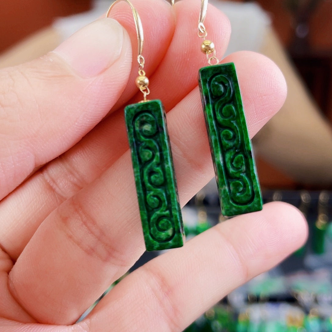 18K金镶嵌翡翠耳饰