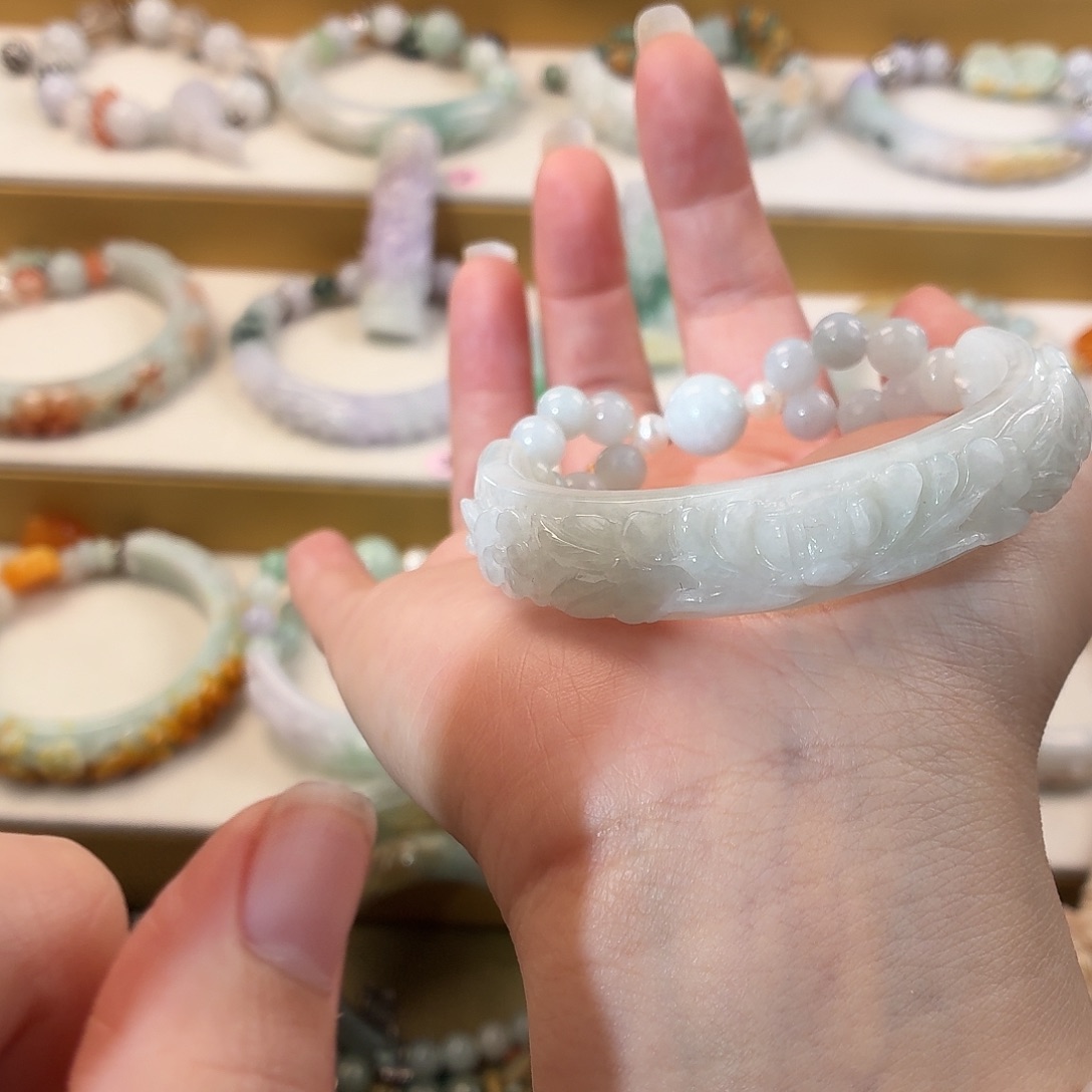 米***s翡翠未镶嵌手镯白月光大长腿