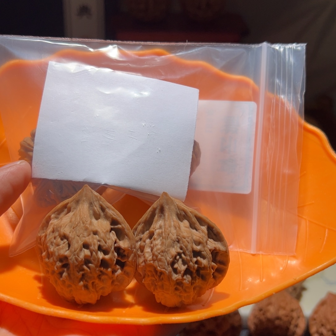 齐***名文玩核桃把件山桃，青云狮