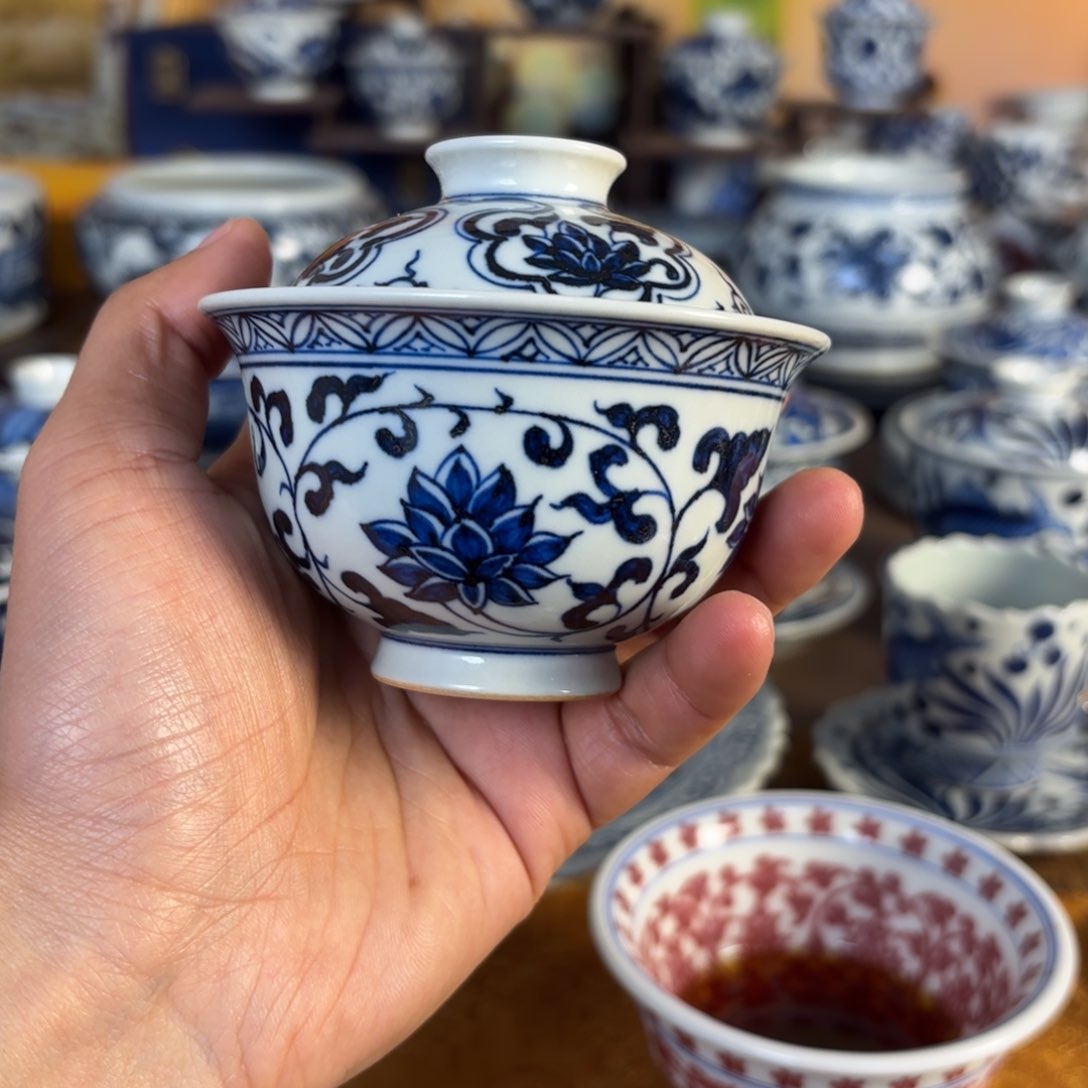 景德镇手工手绘缠枝莲盖碗