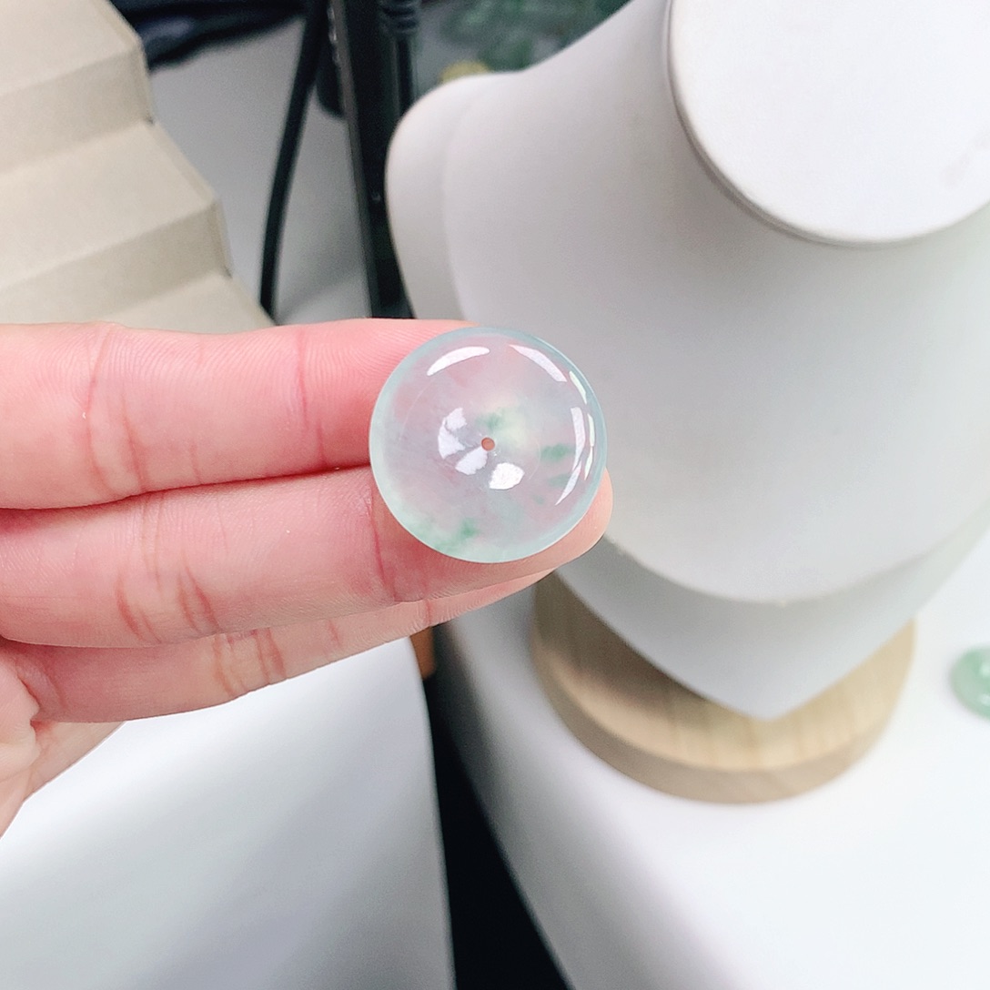 翡翠颈饰未镶嵌忏****说缅甸天然翡翠吊坠