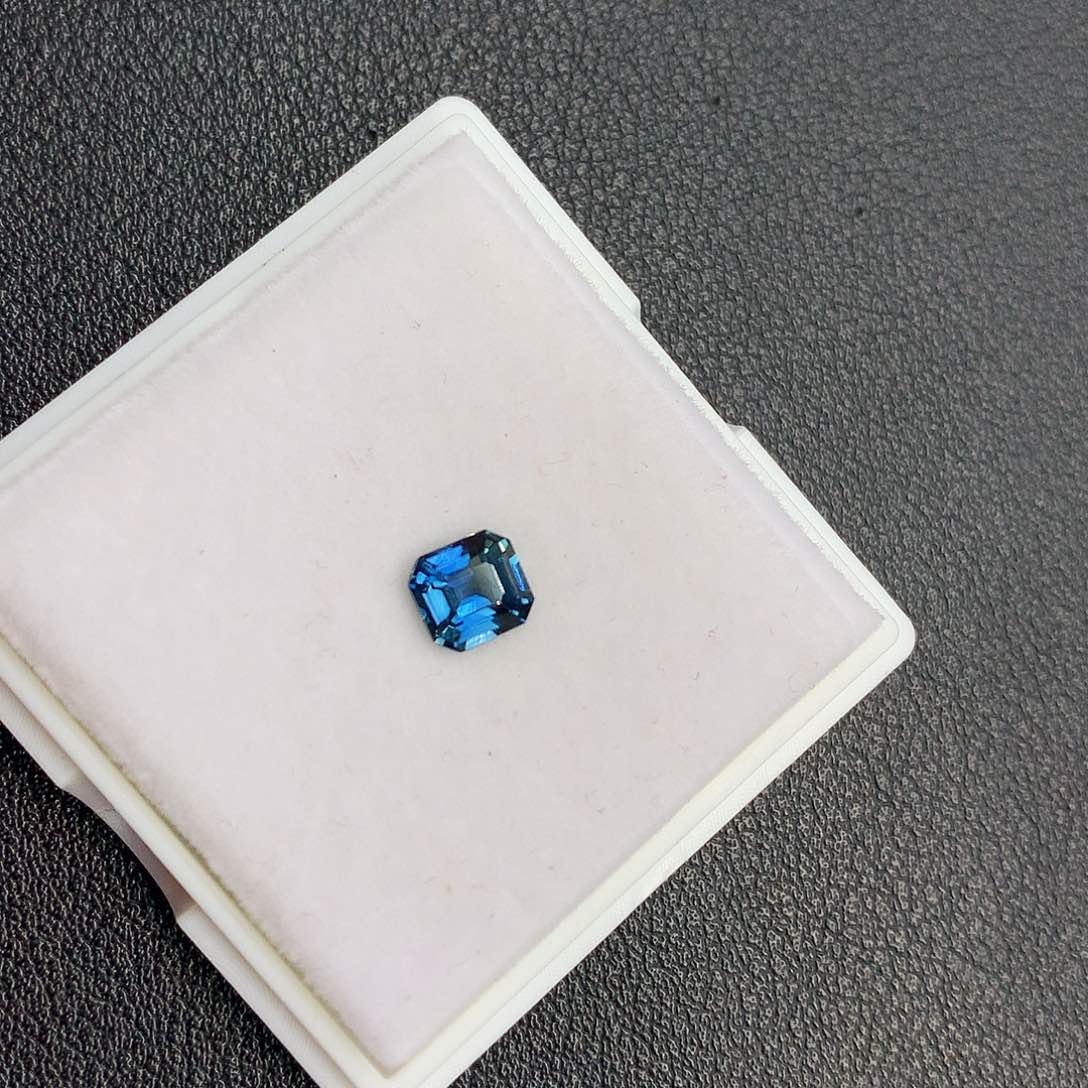 尖晶石裸石未镶嵌天然钴尖晶裸石带大证