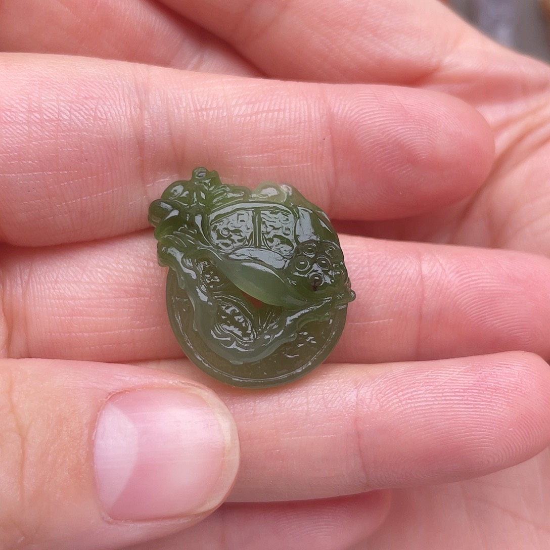 幸***猪和田玉未镶嵌颈饰碧玉挂件