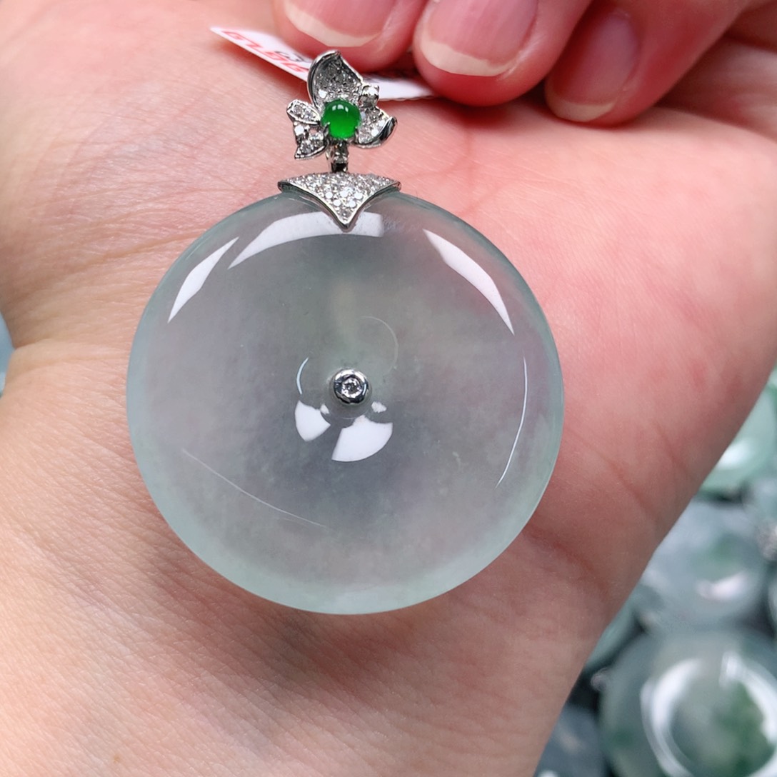 颈饰18K金镶嵌翡翠酸*奶天然翡翠