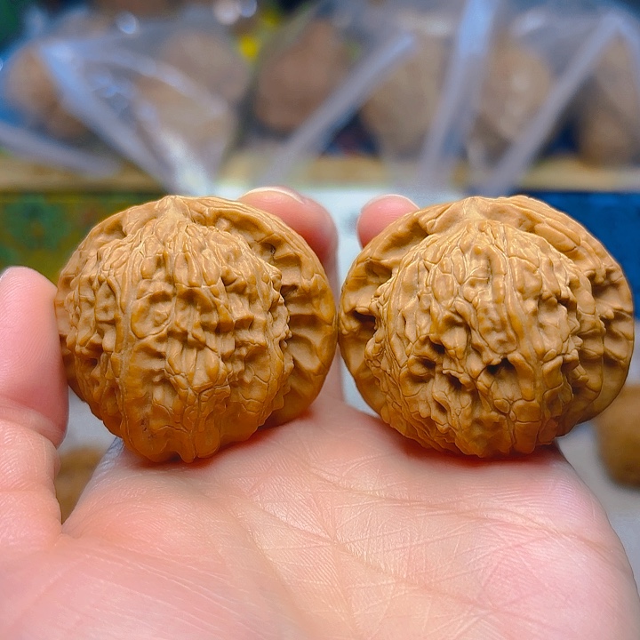 文玩核桃吊坠闷白40+