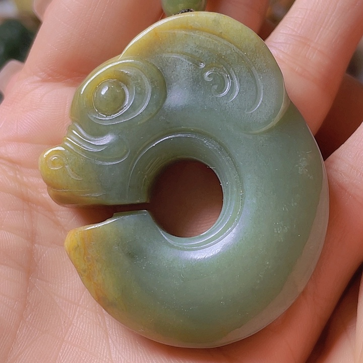 岫岩河磨玉（透闪石质玉）未镶嵌挂件轻**月