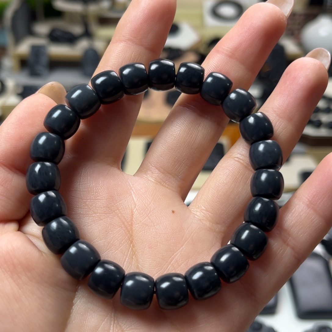 和田玉（墨玉）未镶嵌颈饰