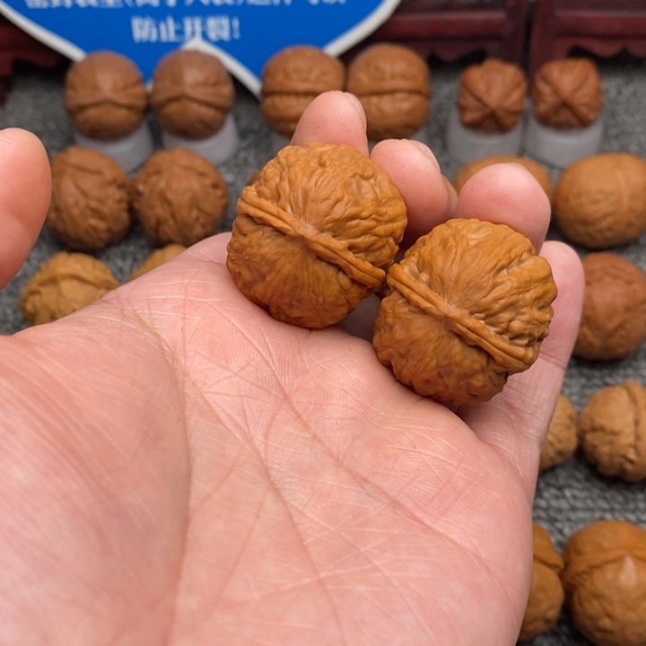 文玩核桃把件绣球