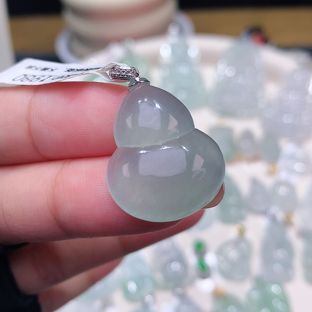 颈饰18K金镶嵌翡翠葫芦