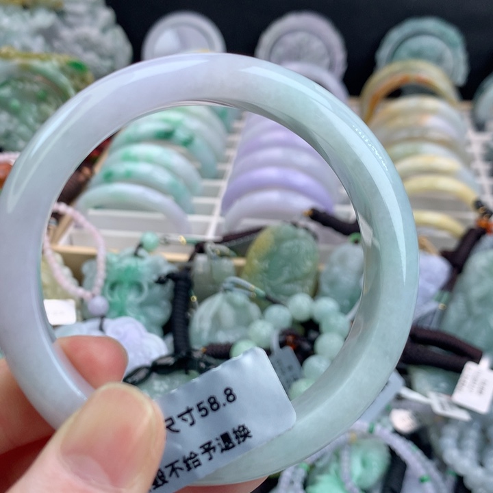 翡翠手镯未镶嵌吊坠