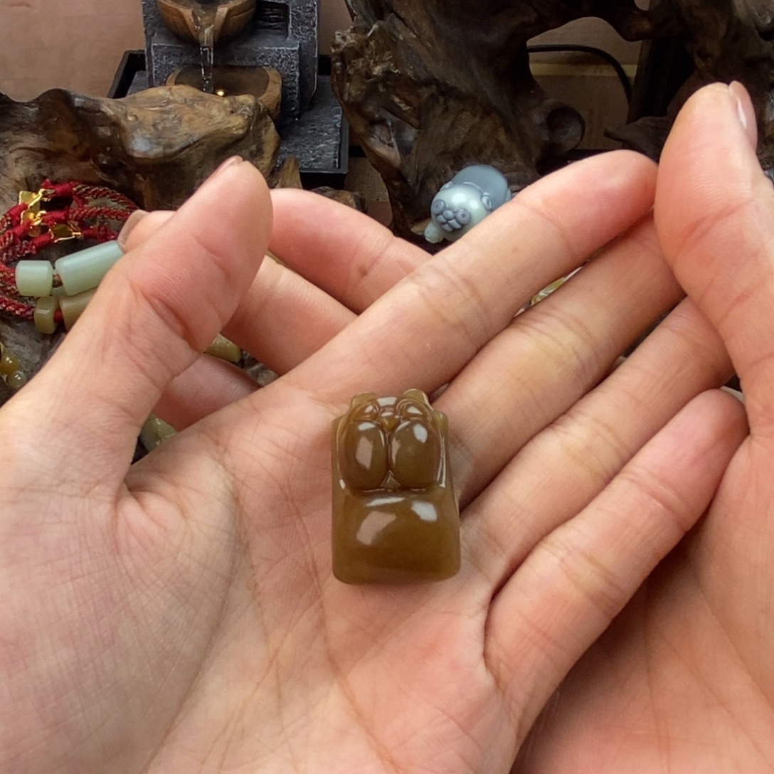 ****猫和田玉未镶嵌颈饰