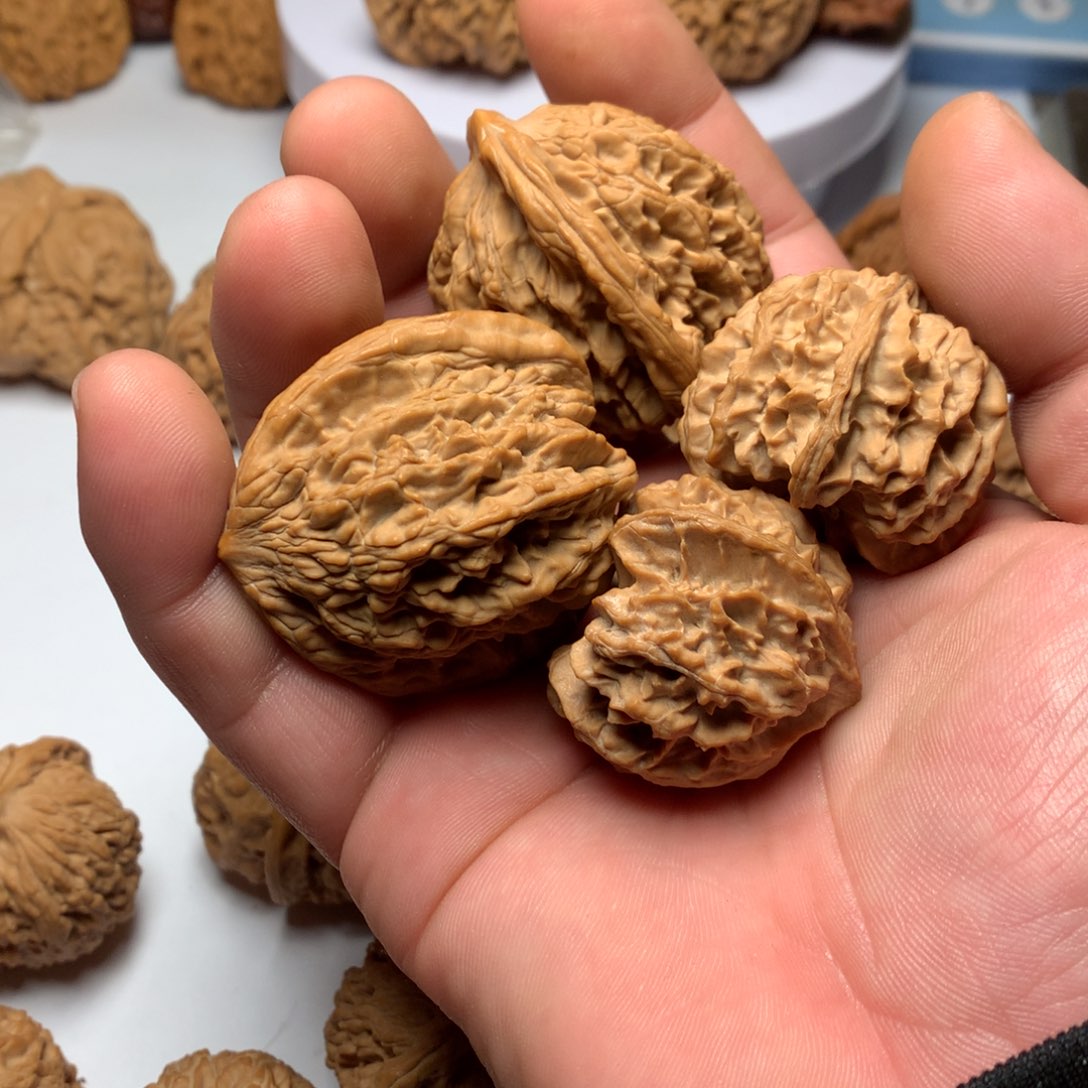 文玩核桃把件小****?三棱，麦虎