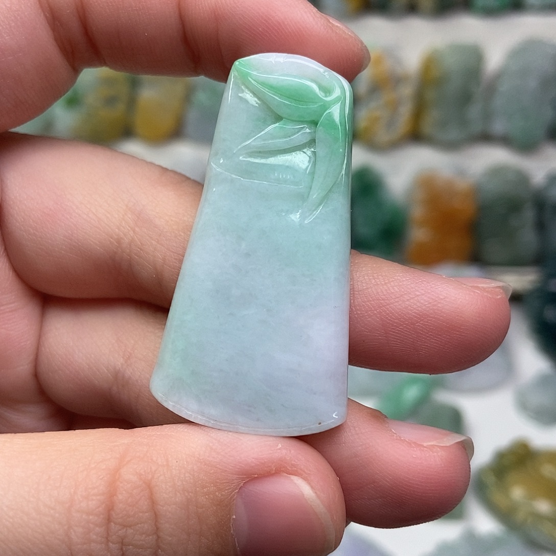 翡翠未镶嵌吊坠(赠链)