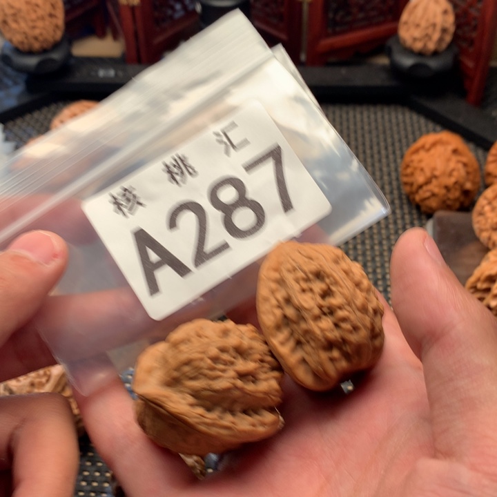 文玩核桃吊坠赤龙