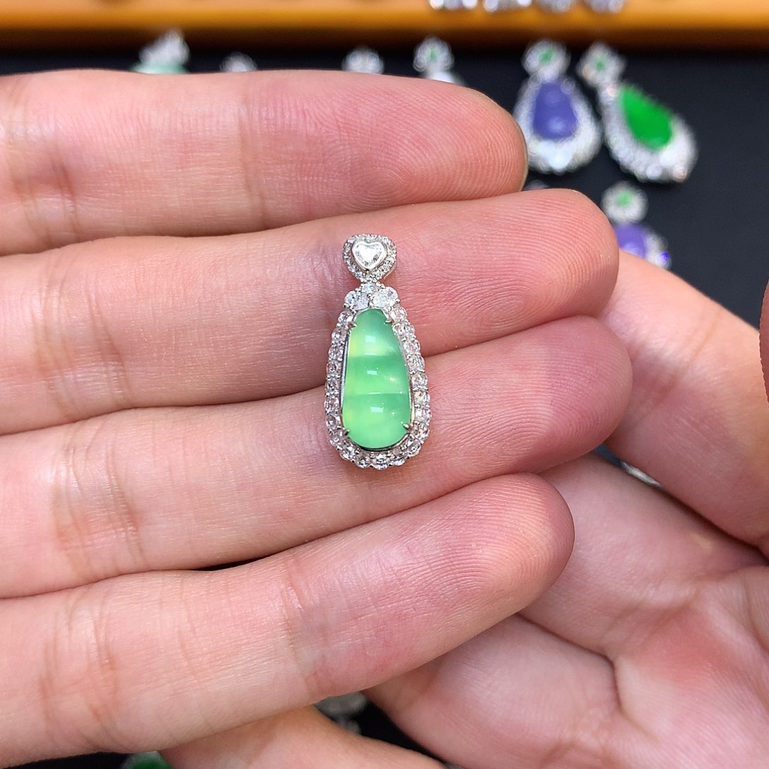 翡翠18K金镶嵌吊坠(不含链)木纳绿豆子