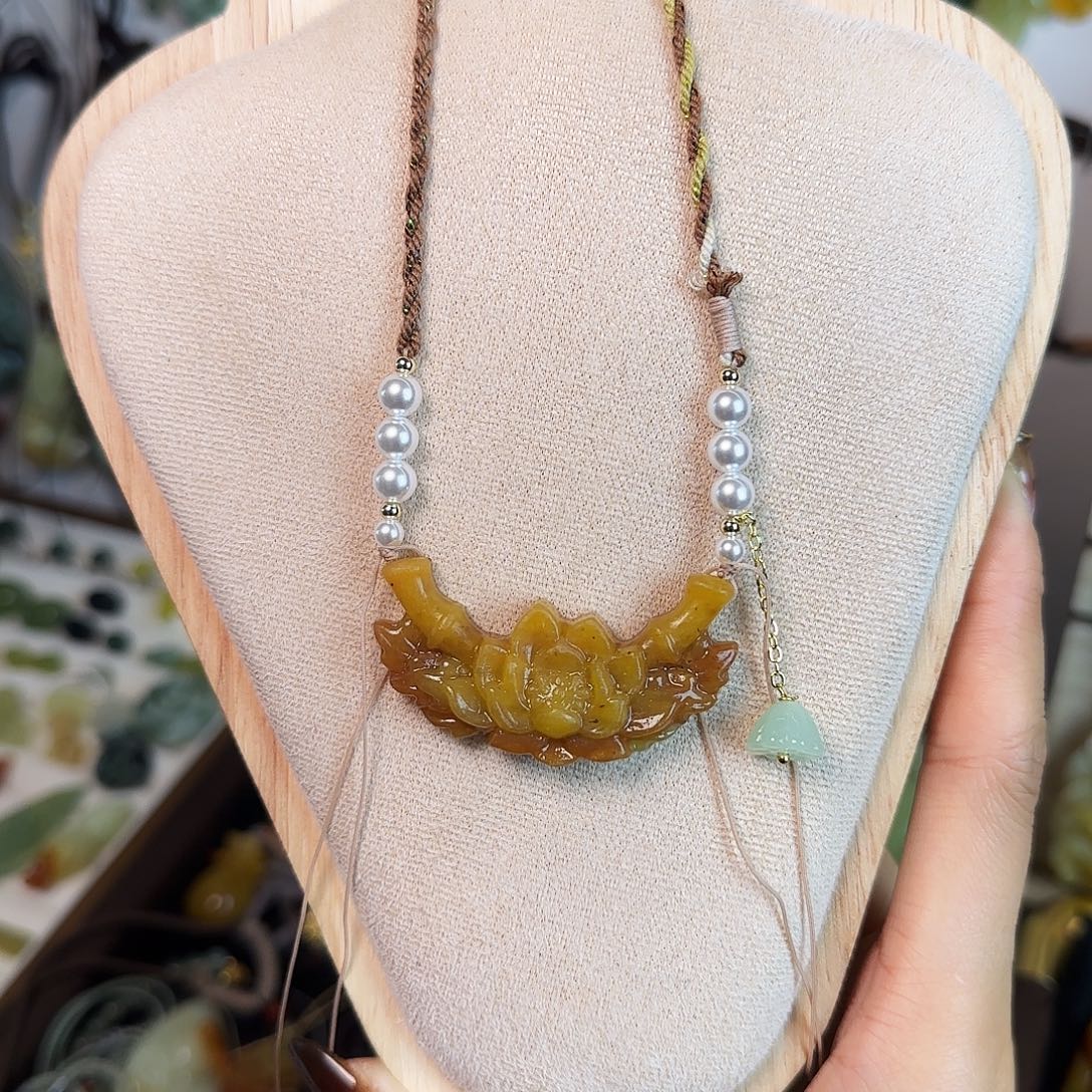 蛇纹石玉未镶嵌颈饰