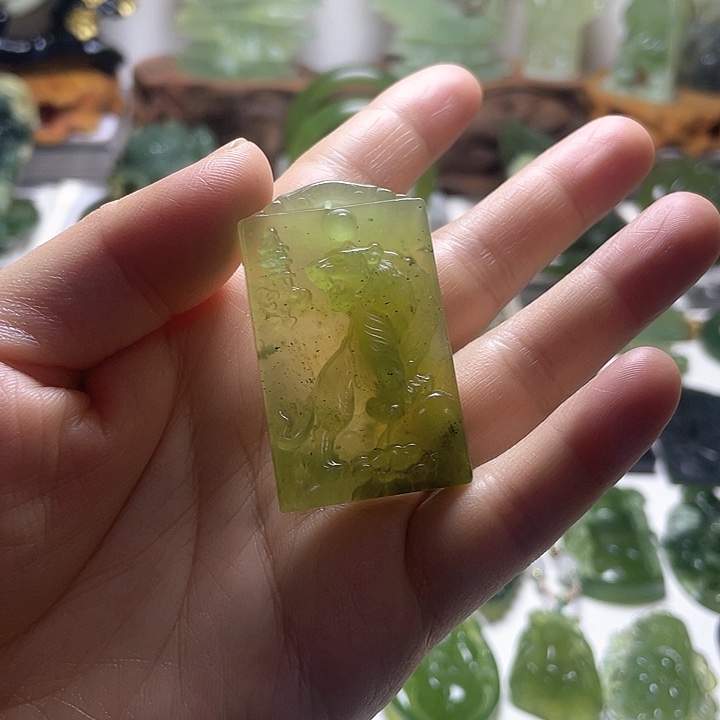 蛇纹石玉颈饰未镶嵌