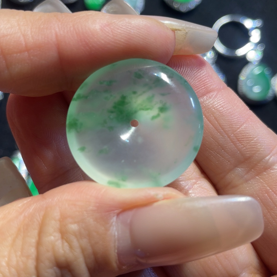 翡翠颈饰未镶嵌平安扣