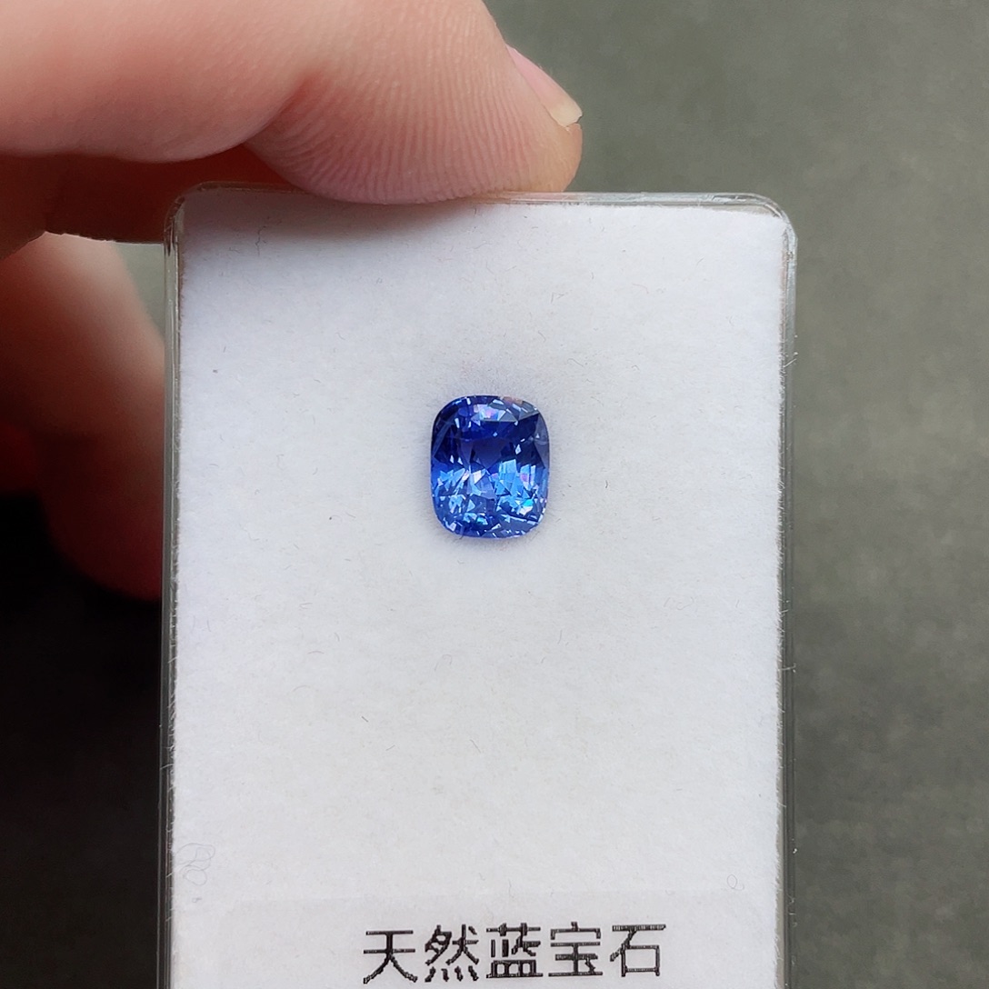 蓝宝石裸石未镶嵌3.02克拉矢车菊