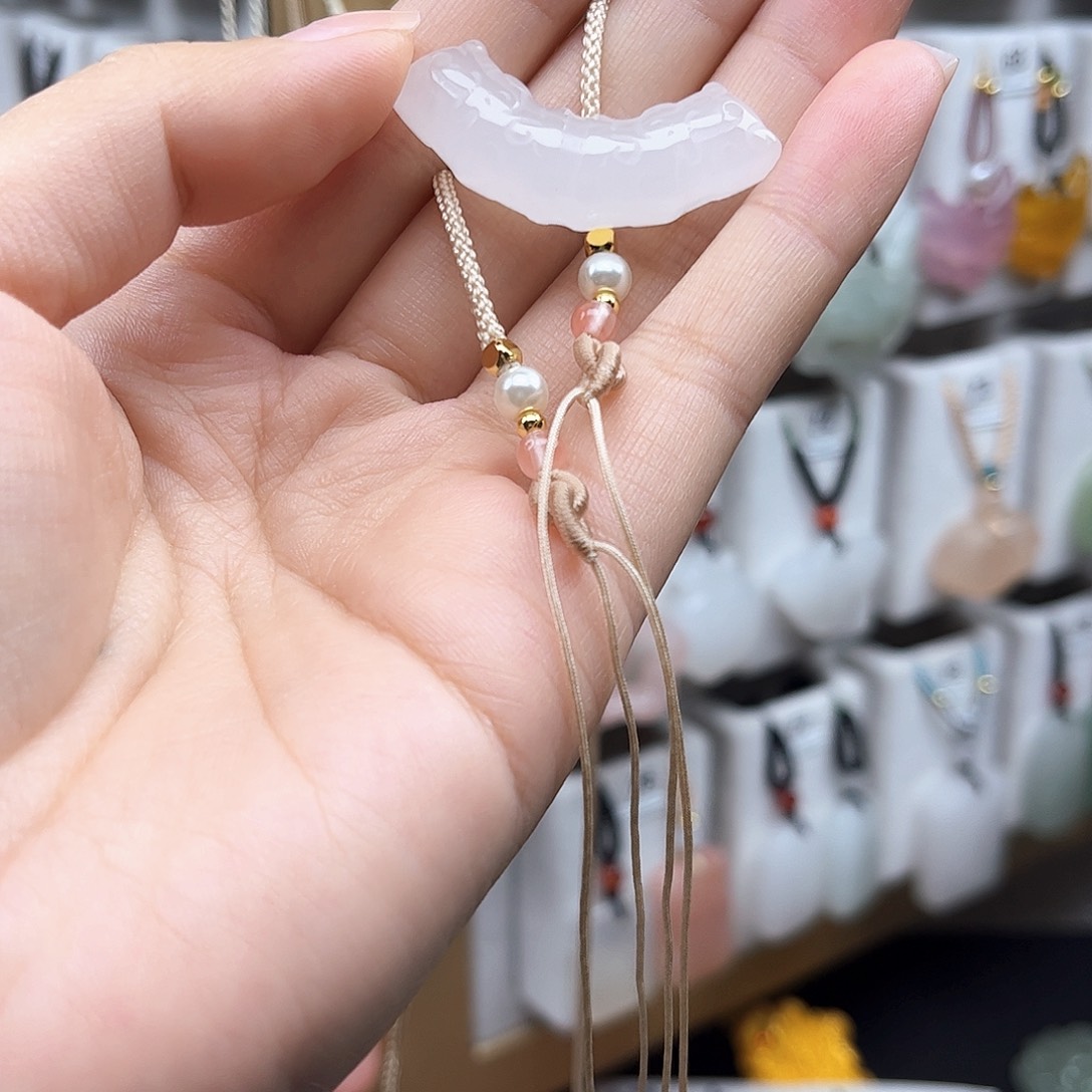 颈饰未镶嵌石英质玉