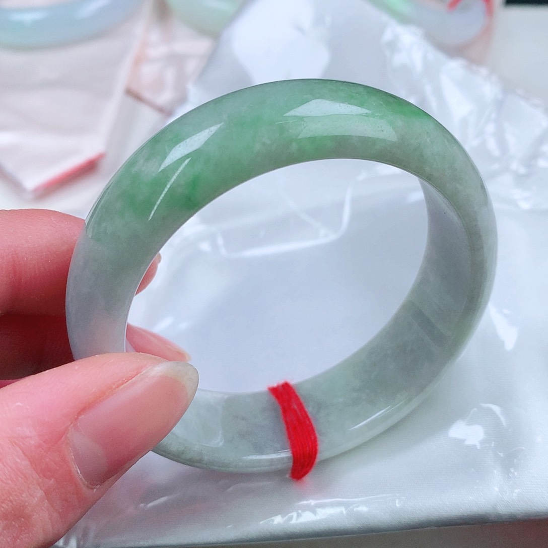 翡翠手镯未镶嵌。。