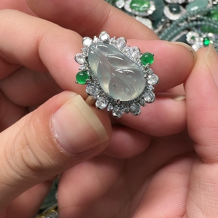 翡翠未镶嵌颈饰天然A货翡翠放漏