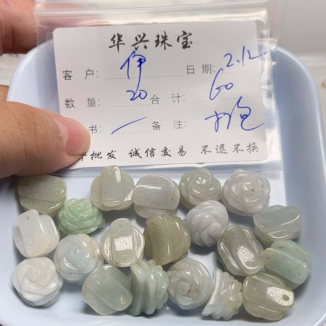 翡翠颈饰未镶嵌伊*人