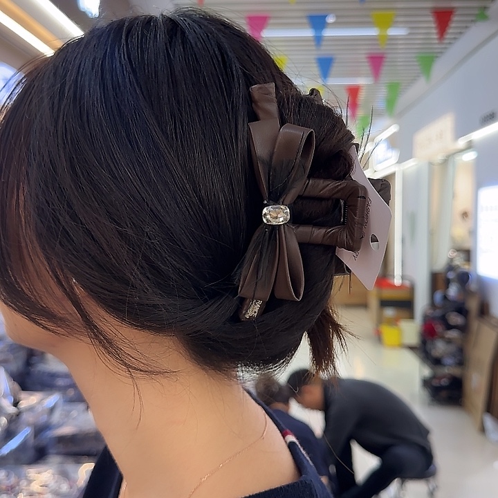 三醋酯纤维咖色皮边大抓夹-59