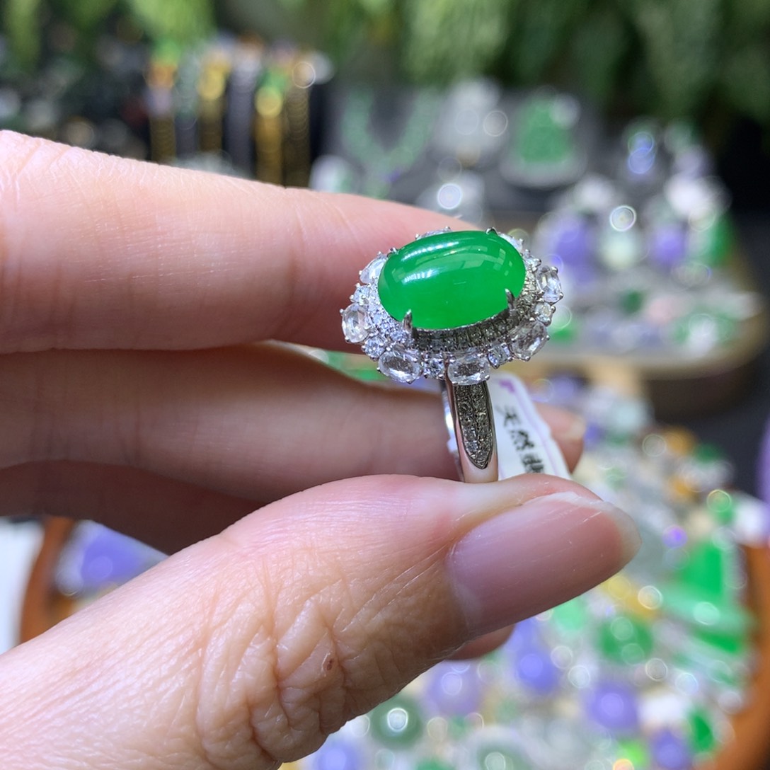 颈饰18K金镶嵌翡翠