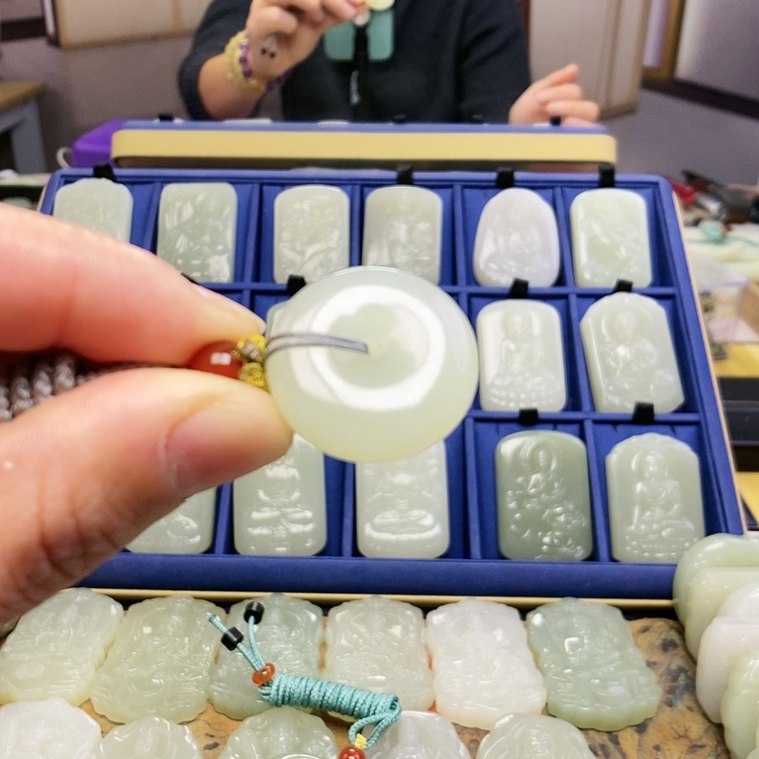 和田玉颈饰未镶嵌小**?