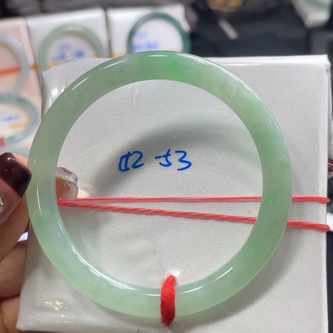 翡翠手镯未镶嵌翡翠手镯