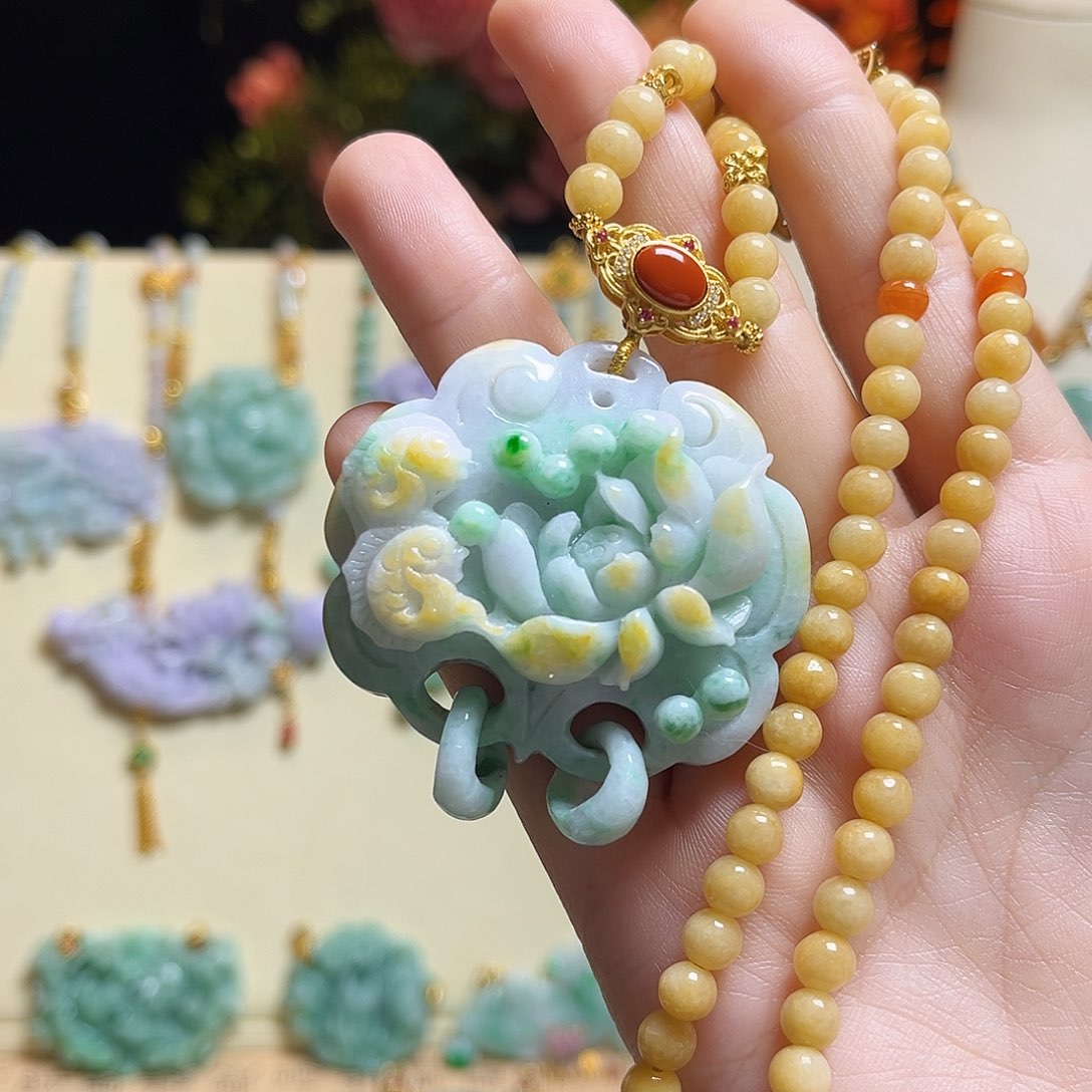 翡翠颈饰未镶嵌鱼戏荷花