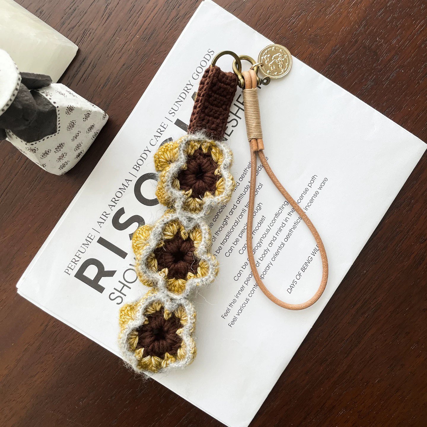 LAOWLA劳拉设计师品牌25秋冬新款手工花卉编织细节挂件