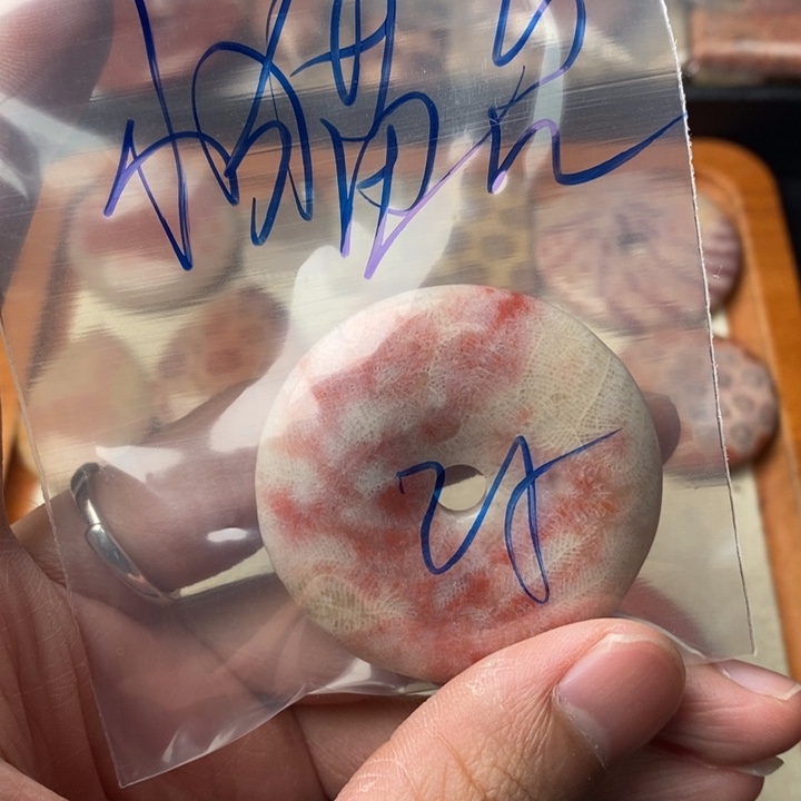 硅化玉颈饰未镶嵌小**?