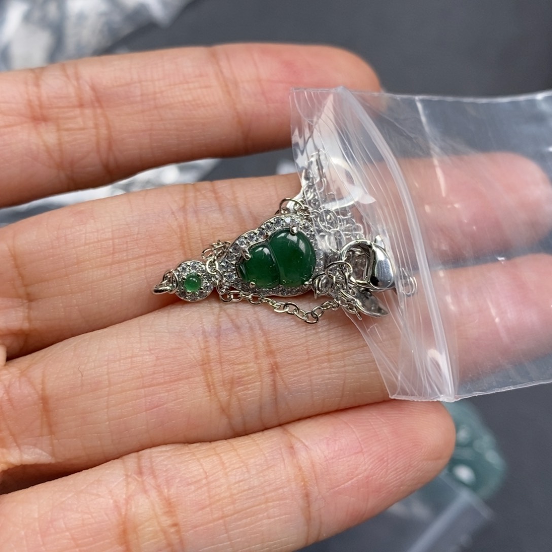 翡翠颈饰未镶嵌翡翠