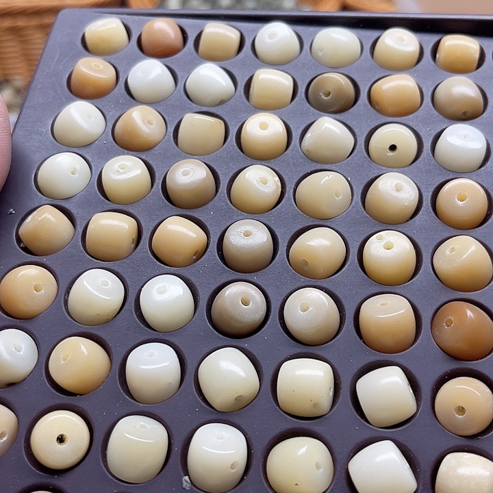 白玉菩提吊坠瑕疵11-10糖果直切136颗