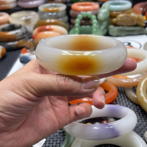 石英岩玉未镶嵌手镯