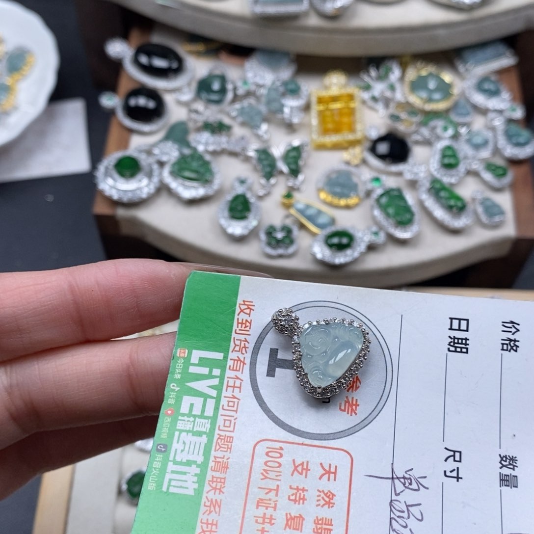翡翠颈饰未镶嵌翡翠